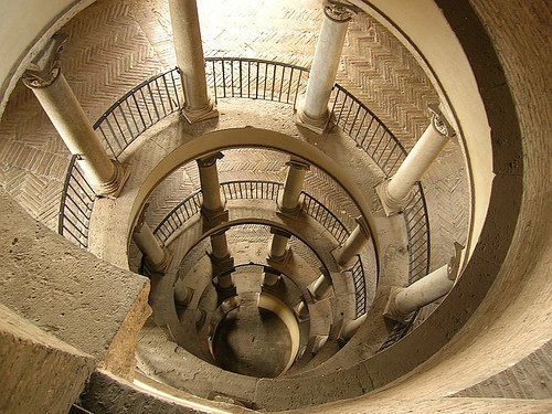 Escadaria Helicoidal de Bramante, uma obra-prima renascentista localizada no Vaticano. Seu design em espiral permitia que cavalos e carruagens subissem sem interrupções, conectando os diferentes níveis do Palácio do Belvedere. Hoje, é uma peça histórica e raramente acessível ao público.