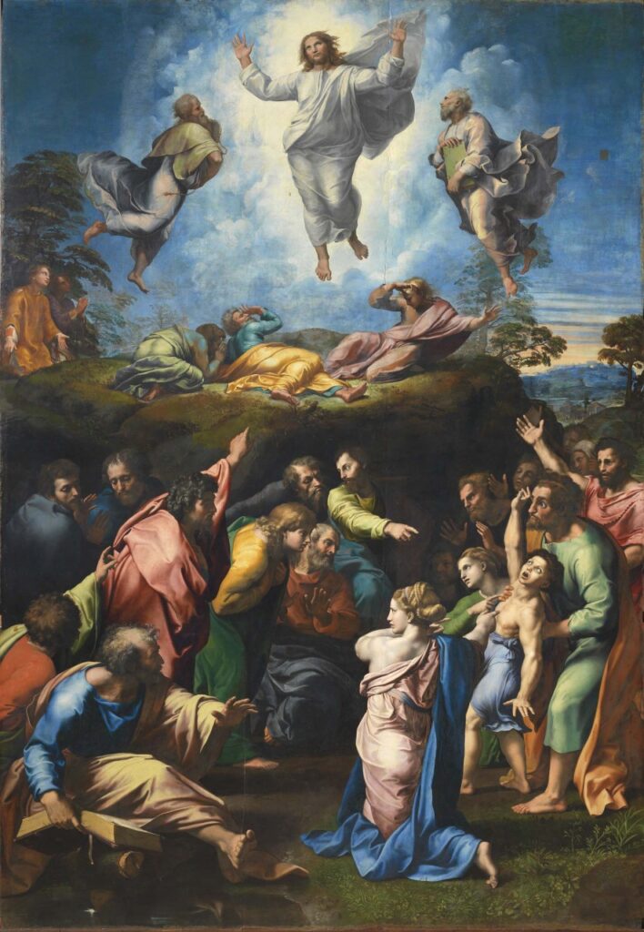 Pintura da Transfiguração de Jesus, retratando Cristo ascendendo gloriosamente ao céu, cercado por Elias e Moisés, com apóstolos e discípulos ao redor. A parte inferior mostra a cura de um menino possuído, destacando o contraste entre a divindade e a humanidade. Obra-prima de Rafael.