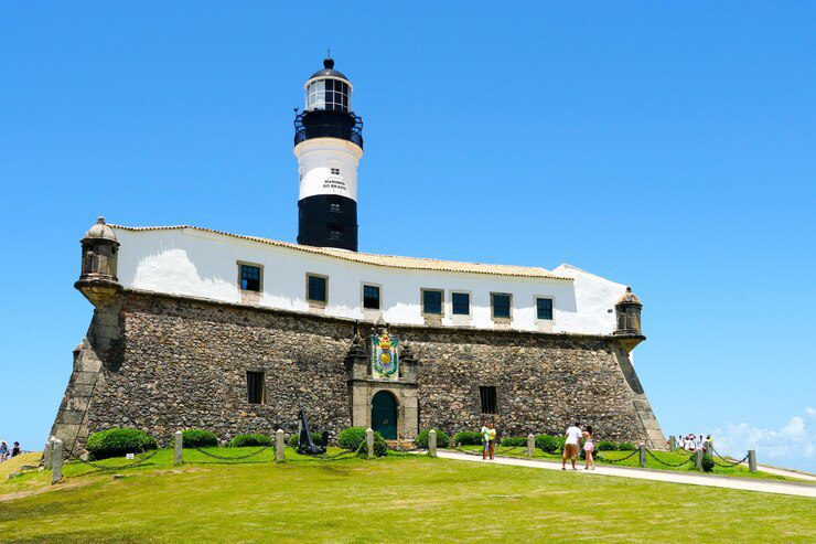 O Farol da Barra em Salvador, Bahia, é um marco histórico construído no século XVII. Localizado na Fortaleza de Santo Antônio da Barra, ele oferece vistas panorâmicas deslumbrantes da Baía de Todos os Santos e do Oceano Atlântico, sendo um ponto turístico imperdível.