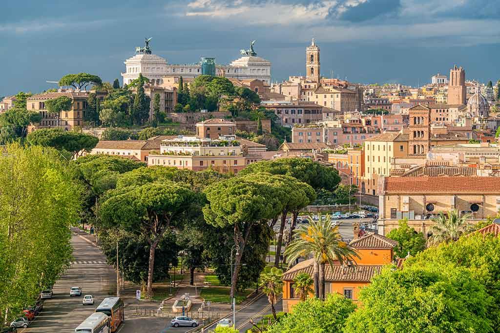 Vista panorâmica do Monte Aventino em Roma, destacando sua vegetação exuberante, arquitetura histórica e vistas deslumbrantes sobre a cidade. Área conhecida por sua tranquilidade e proximidade a importantes pontos turísticos. Ideal para turistas que buscam beleza natural e serenidade.