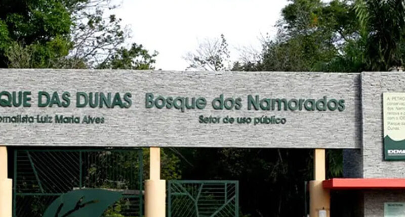 "Parque das Dunas - Bosque dos Namorados" localizada em Natal, RN. Este parque é uma área de preservação ambiental importante na região, sendo um destino popular para caminhadas e atividades ao ar livre.