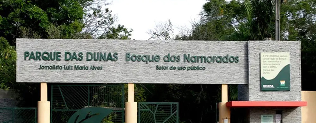 "Parque das Dunas - Bosque dos Namorados" localizada em Natal, RN. Este parque é uma área de preservação ambiental importante na região, sendo um destino popular para caminhadas e atividades ao ar livre.