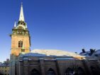 Igreja Alemã (Tyska Kyrkan) em Estocolmo, Suécia, localizada em Gamla Stan. Construída no século XVI, sua arquitetura gótica é destacada pela alta torre e detalhes em tijolo, simbolizando a herança da comunidade alemã na cidade.