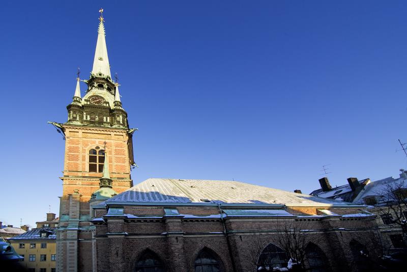 Igreja Alemã (Tyska Kyrkan) em Estocolmo, Suécia, localizada em Gamla Stan. Construída no século XVI, sua arquitetura gótica é destacada pela alta torre e detalhes em tijolo, simbolizando a herança da comunidade alemã na cidade.