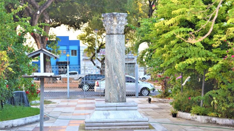 Coluna Capitolina em Natal, RN: monumento histórico presenteado pela Itália, simbolizando a amizade entre os países. Localizada na Praça João Maria, destaca a cultura romana.