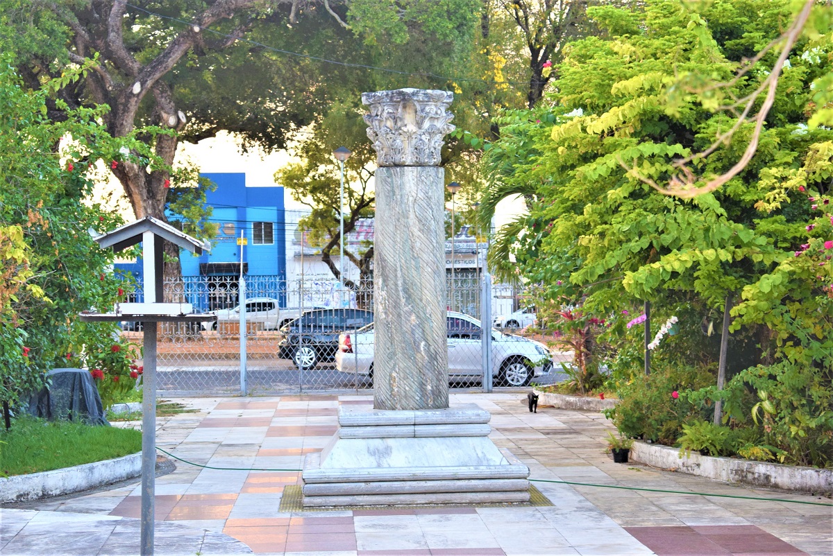 Coluna Capitolina em Natal, RN: monumento histórico presenteado pela Itália, simbolizando a amizade entre os países. Localizada na Praça João Maria, destaca a cultura romana.