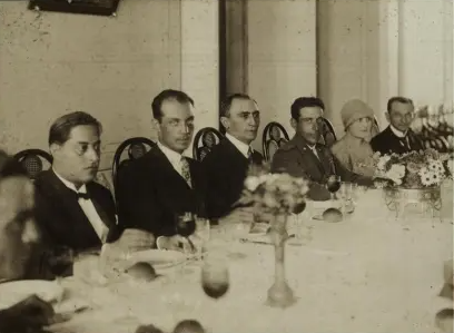 Fotografia histórica de autoridades e convidados em um banquete oficial, relacionado à doação da Coluna Capitolina a Natal, RN, simbolizando a amizade entre Brasil e Itália.