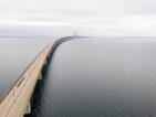 A Ponte de Øresund, uma maravilha da engenharia moderna, conecta a Dinamarca e a Suécia através do estreito de Øresund. A ponte, com seus pilares imponentes e vãos elegantes, transporta veículos e trens, facilitando o comércio e a viagem entre os dois países. Uma obra-prima que demonstra a capacidade humana de superar desafios geográficos e unir nações.