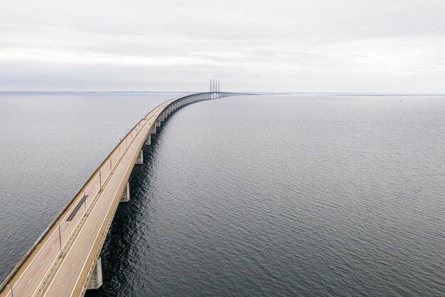 A Ponte de Øresund, uma maravilha da engenharia moderna, conecta a Dinamarca e a Suécia através do estreito de Øresund. A ponte, com seus pilares imponentes e vãos elegantes, transporta veículos e trens, facilitando o comércio e a viagem entre os dois países. Uma obra-prima que demonstra a capacidade humana de superar desafios geográficos e unir nações.