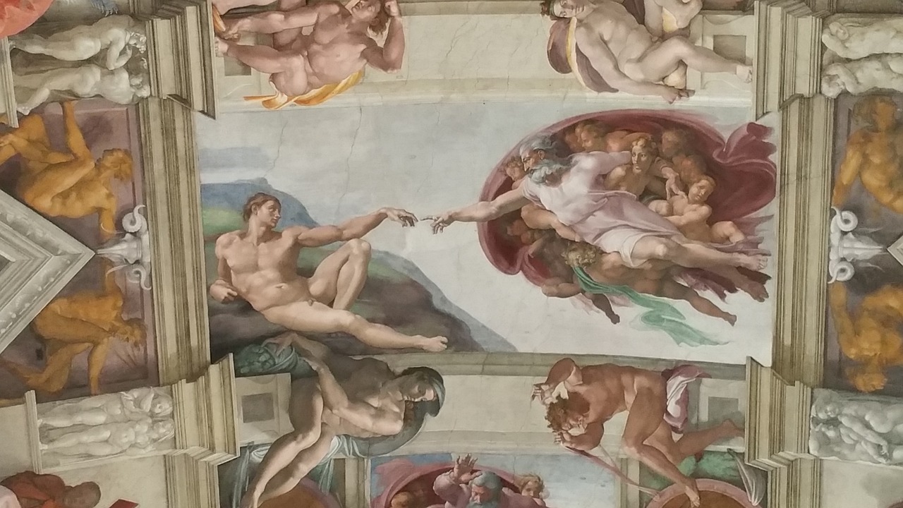 Pintura icônica do teto da Capela Sistina, "A Criação de Adão" de Michelangelo, mostrando Deus estendendo a mão para tocar o dedo de Adão, em uma cena vibrante que simboliza a criação e a vida.