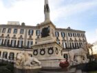 Monumento central da Piazza dei Martiri, em Nápoles, com sua icônica coluna de mármore cercada por esculturas de leões que simbolizam as lutas pela independência italiana. O local combina história, arte e o charme do elegante bairro de Chiaia.