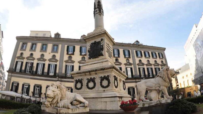 Monumento central da Piazza dei Martiri, em Nápoles, com sua icônica coluna de mármore cercada por esculturas de leões que simbolizam as lutas pela independência italiana. O local combina história, arte e o charme do elegante bairro de Chiaia.