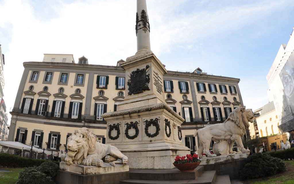 Monumento central da Piazza dei Martiri, em Nápoles, com sua icônica coluna de mármore cercada por esculturas de leões que simbolizam as lutas pela independência italiana. O local combina história, arte e o charme do elegante bairro de Chiaia.